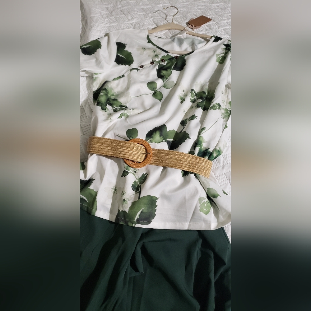 Womens 2 piece outfit BELT NOT INCLUDED size M, green with white
